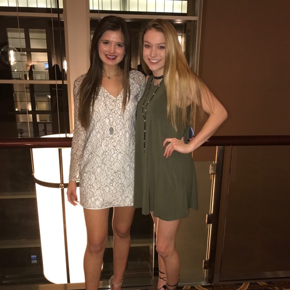 beautifully detailed lace dress - Picture 7 of 7